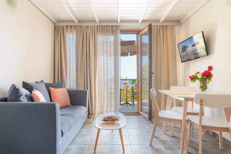 Standard Triple room with sea view