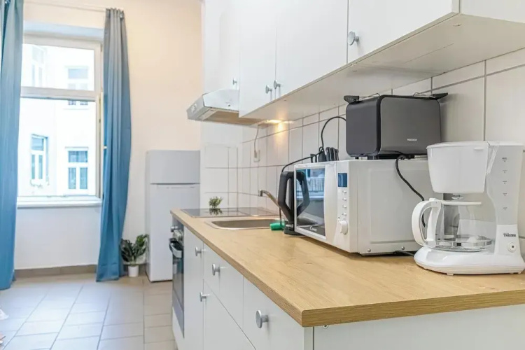 Elegant 2BR Apt Steps from Westbahnhof