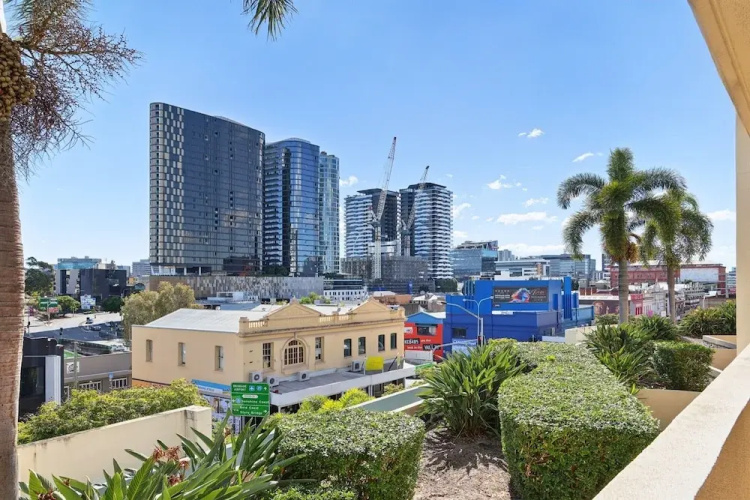 Inner-city 1-bed With Pool & Spa