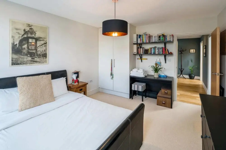 Bright Spacious 2bed 2bath in Battersea