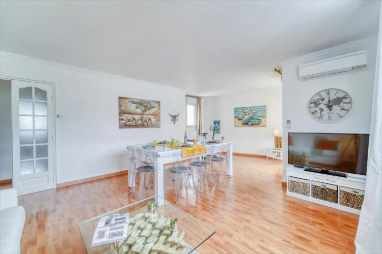Chic and spacious apart with parking