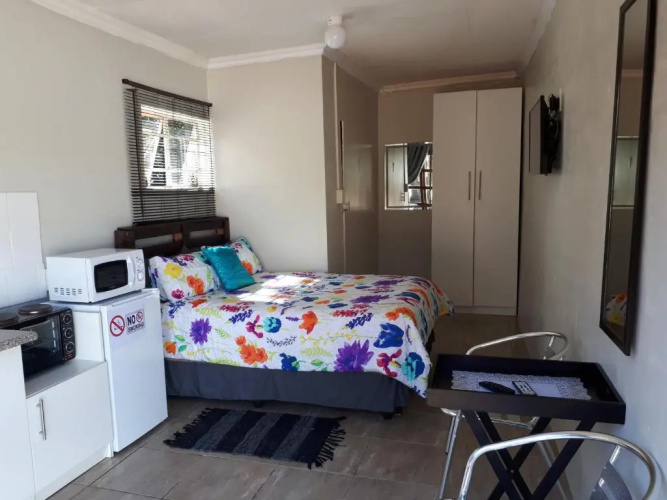 8 Soenie Avenue Self Catering