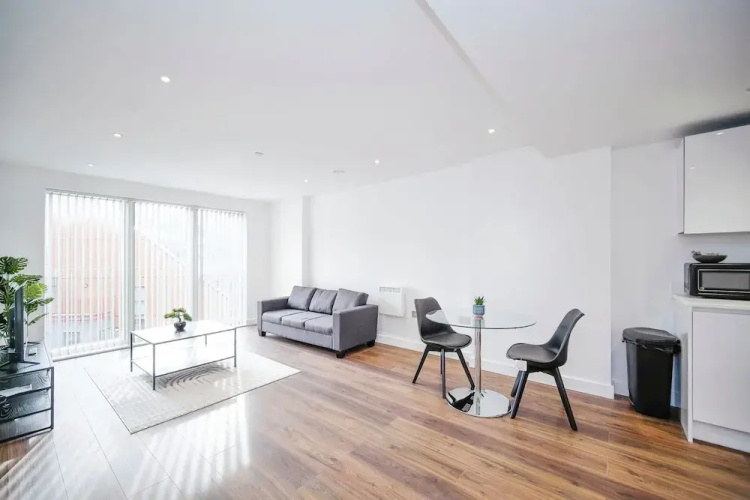 1 Bed Serviced Apartment Bracknell Station 5 Mins