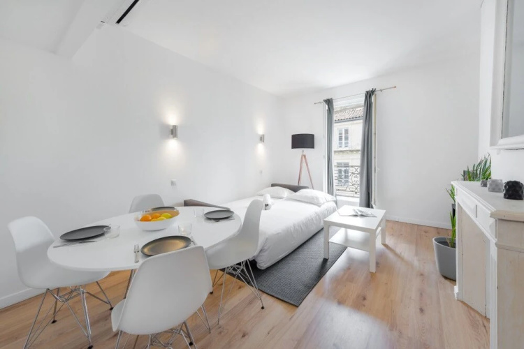 Cosy Duplex Overlooking the "rue de la Loge"!