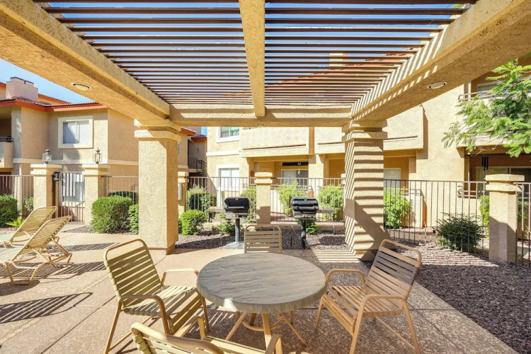 Deck & Resort Amenities: Phoenix Escape By Hiking