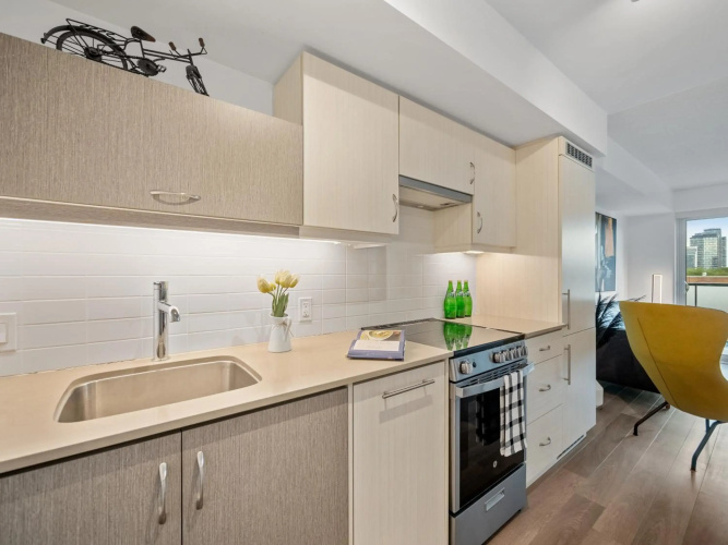 Sleek 1BR + office Condo - CN Tower/Skyline view