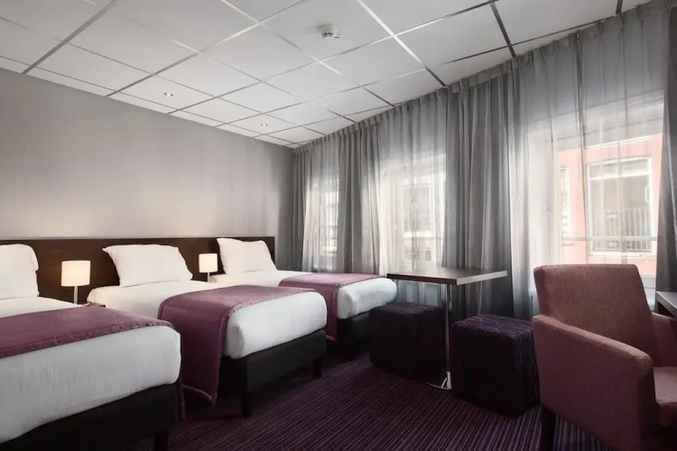 Triple room with street view