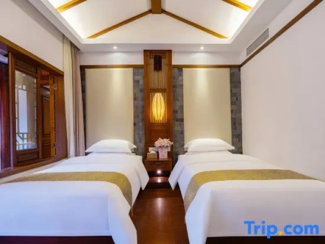 Standard Twin room with courtyard view