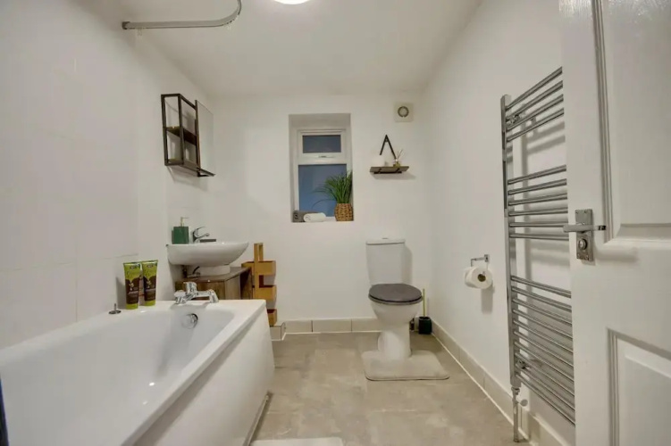 Southsea Apartment-Parking-Pool-Hot tub