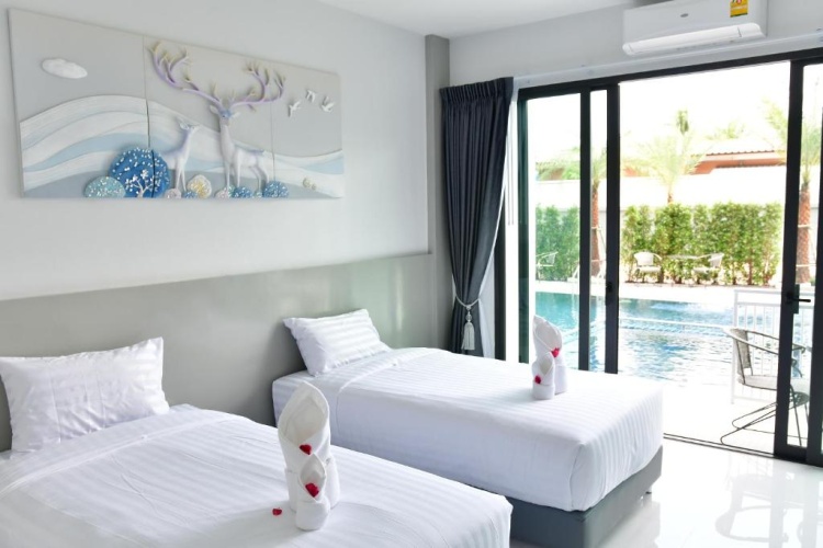 Standard Twin room with pool view