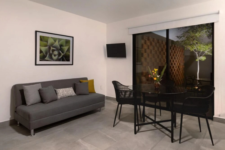 Light Filled Modern Apartment With Private Garden