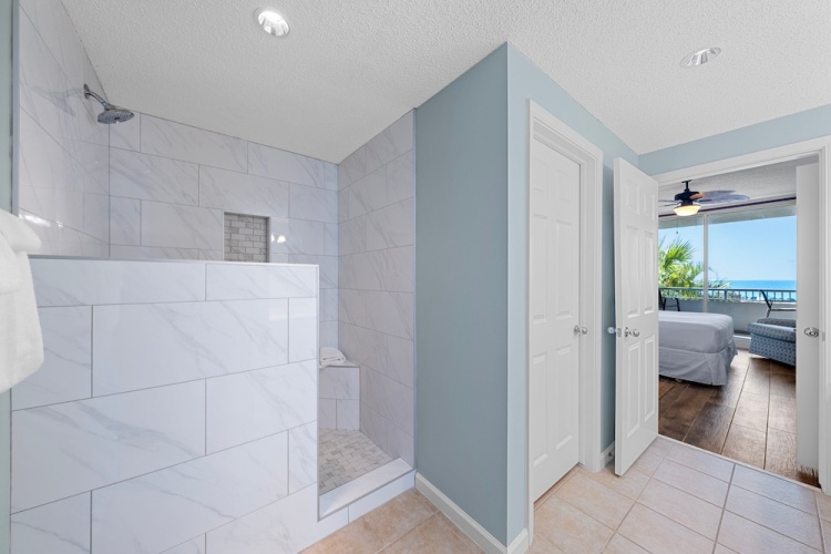 Standard Club room with balcony and with ocean view