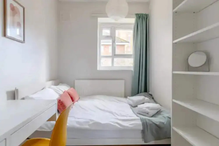 Cosy 4BD Flat W/private Balcony - Nine Elms!