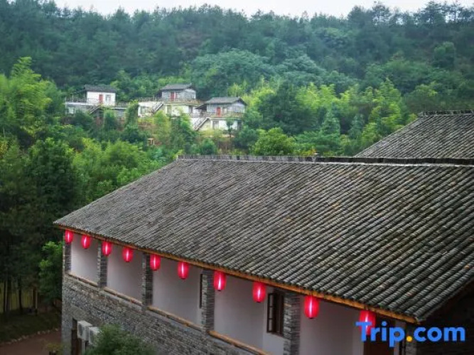 Wolong Riverside Manor