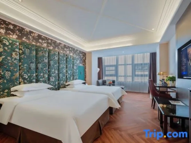 Standard Double room with street view