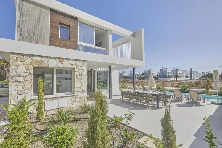 5 Bedrooms Villa