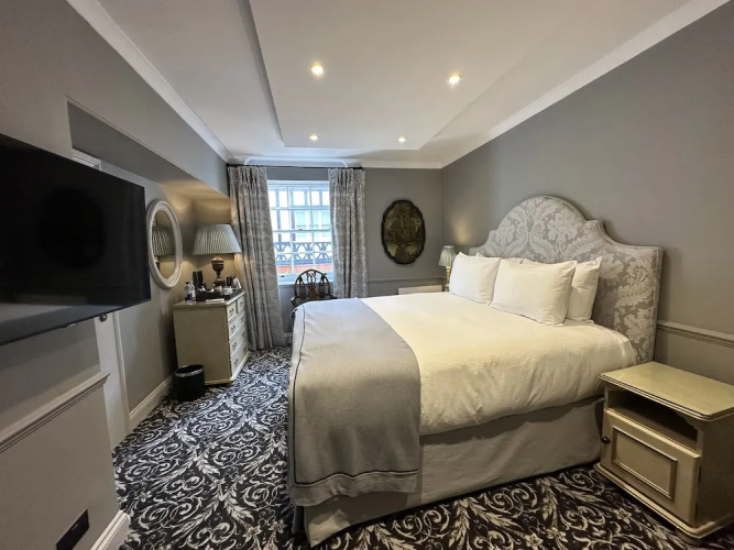 No. 30 Knightsbridge