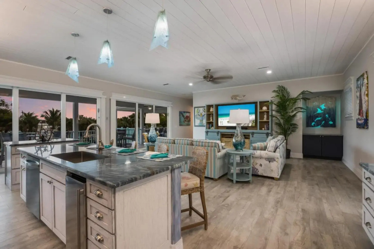 Snook Lookout - 211 Oak Ave