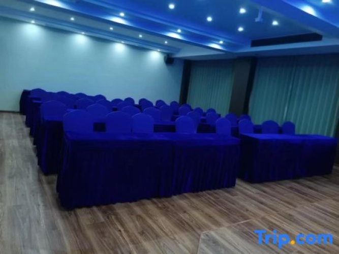 Shiwai Taoyuan Eco Hotel