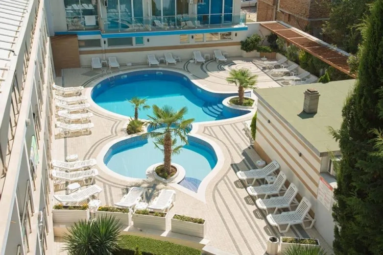 Deluxe Triple room with pool view