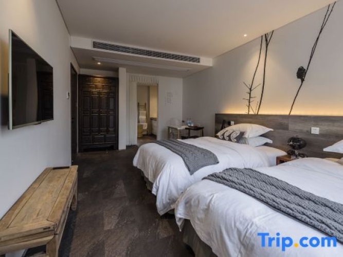 Standard room with mountain view