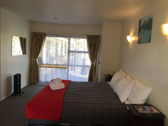 Dukes Midway Lodge