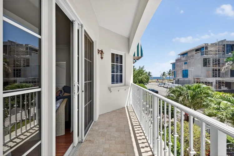 Daisy Townhouse  Steps from The Beach