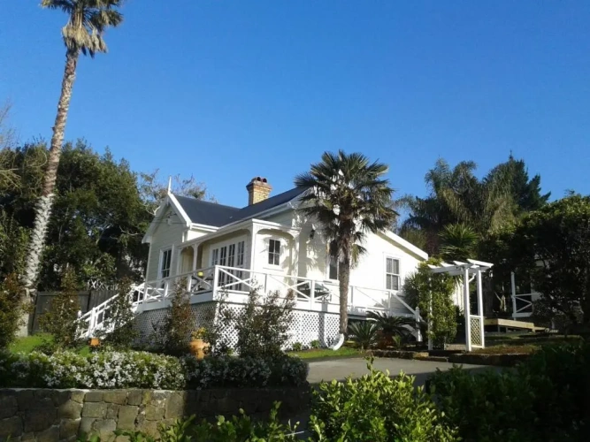 Bungalow with garden view