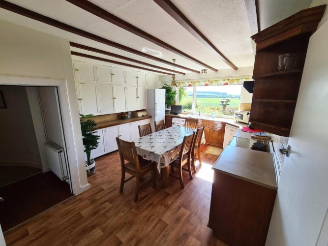 4 Bedrooms Cottage