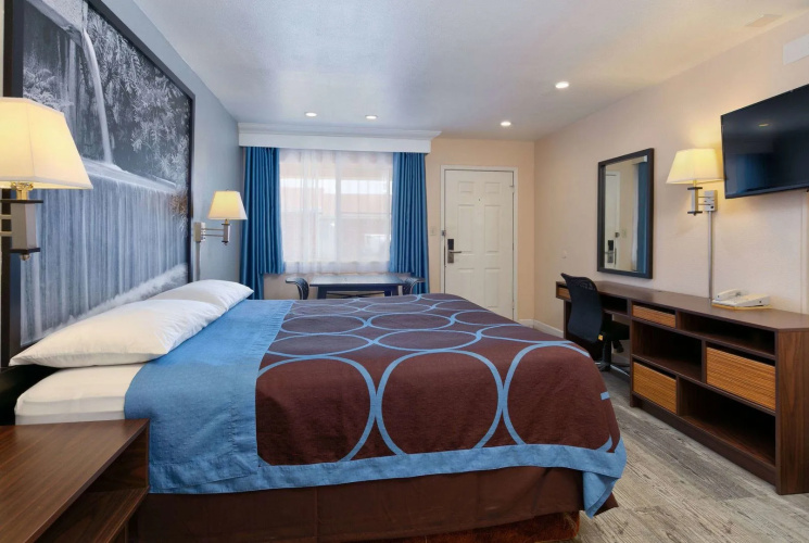 Super 8 By Wyndham Vernon
