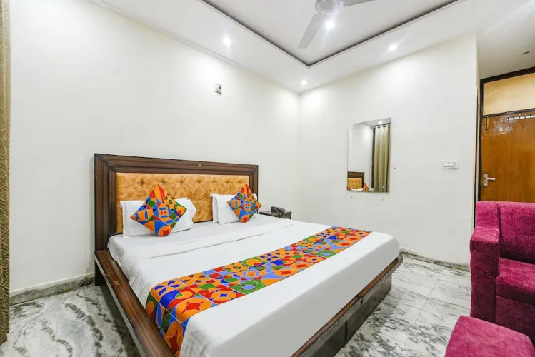 Fabhotel Royal Inn