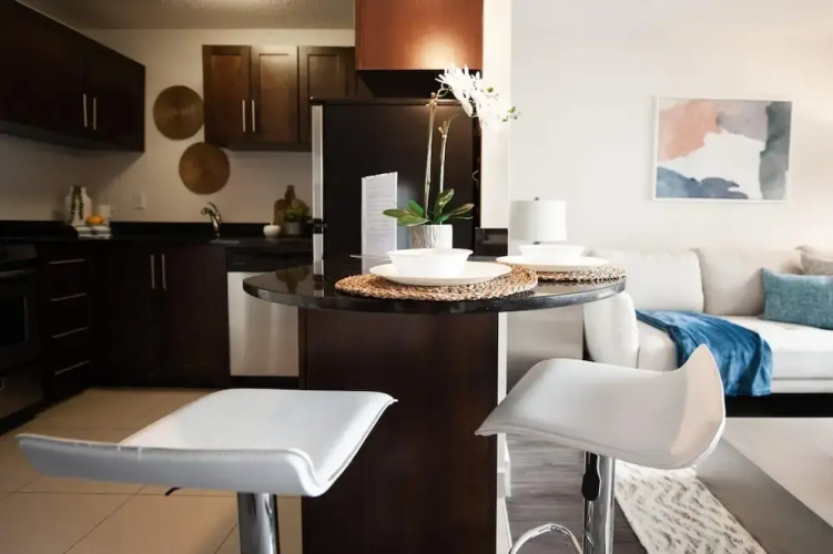 Luxury Downtown One Bedroom Suite