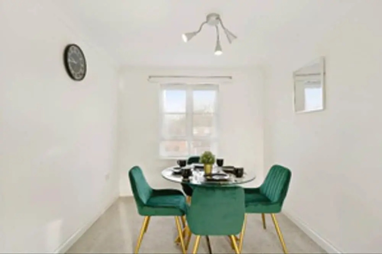 Stylish 2 bed Apt - Free Parking