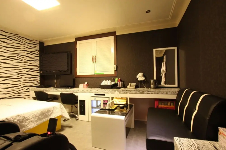 Rose Motel