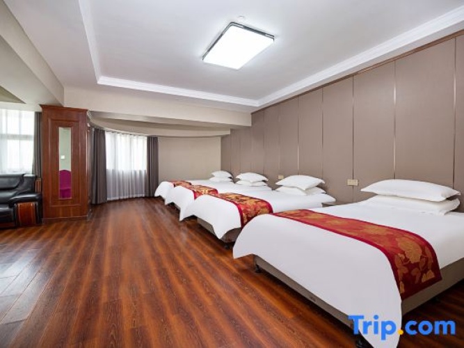Quadruple Suite with city view
