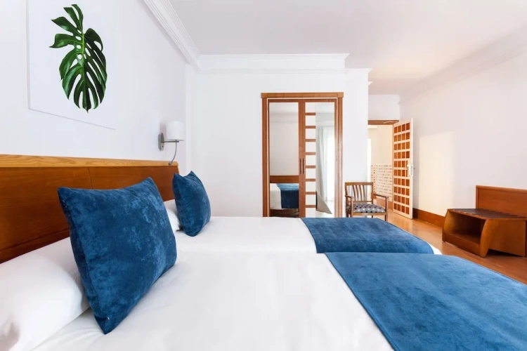 Standard Triple room with balcony