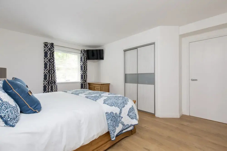 415 Huntingdon Place Apartment