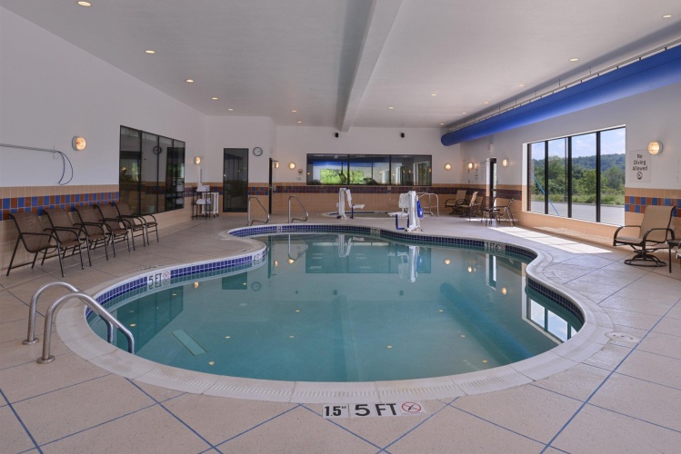 Holiday Inn Express And Suites Fairmont photo 23
