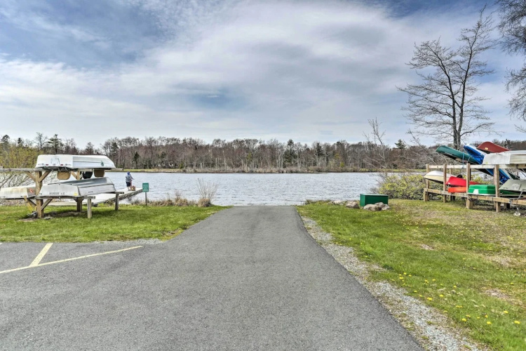 Tobyhanna Cabin w/ Deck, Community Pool & Golf!