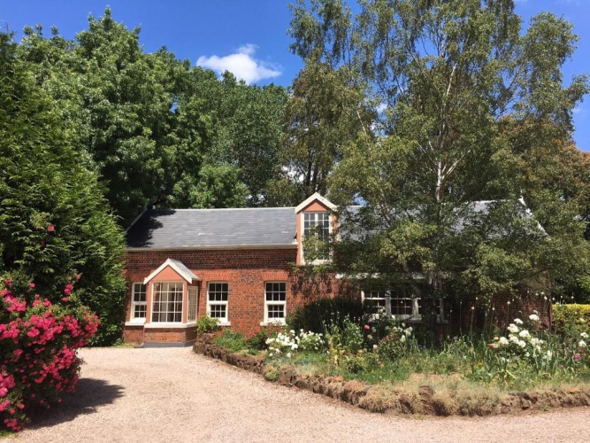 2 Bedrooms Cottage