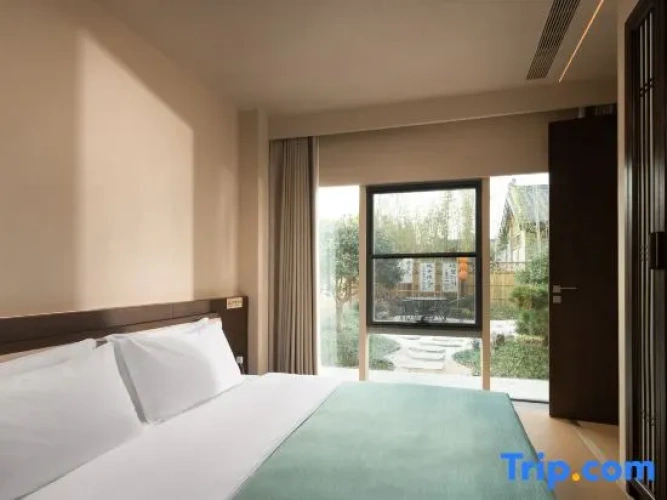 2 Bedrooms Single Family Suite