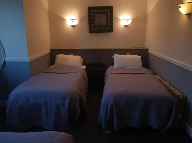 Standard Triple room