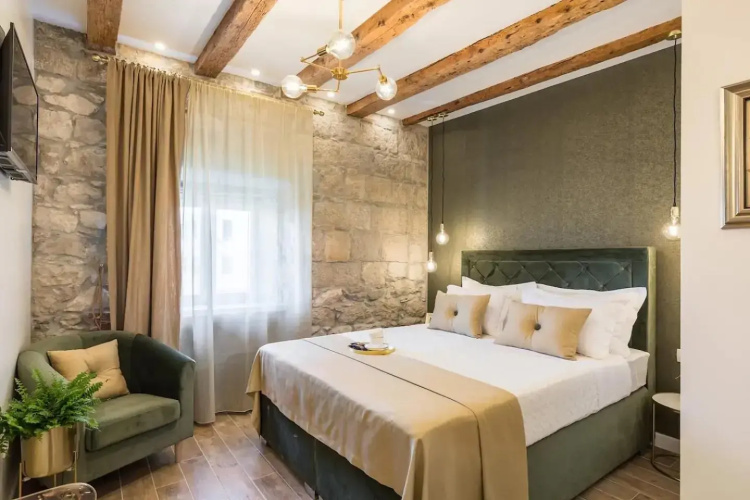 Old town vibes for 2, luxury room with sea view