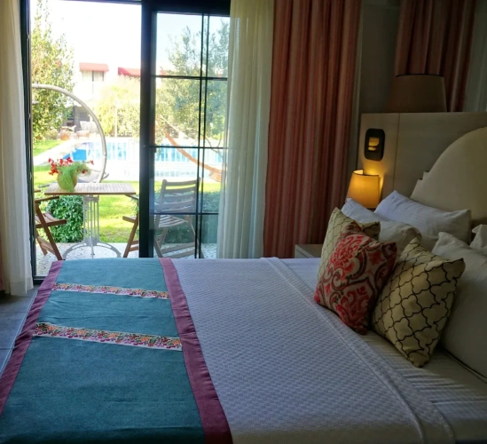 2 Bedrooms Standard Family room with pool view