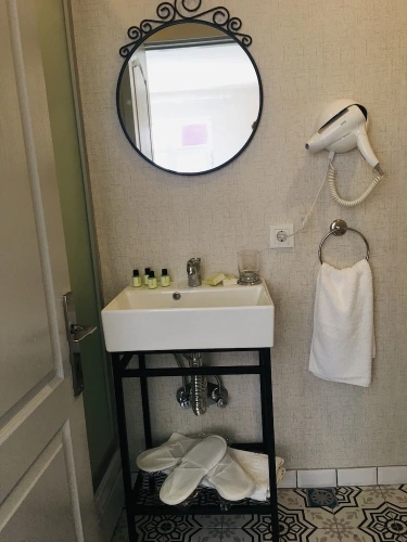 Standard Triple room with city view