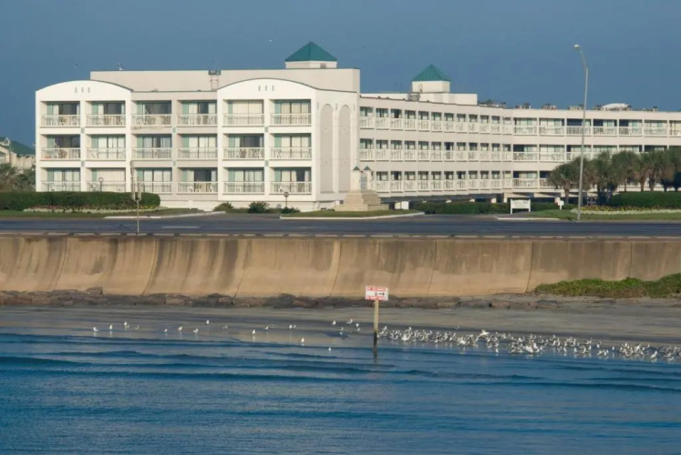 Casa Del Mar Beachfront Suites