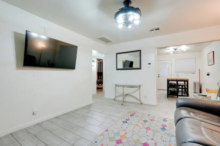3 Mi to Dtwn Phoenix: Apt w/ Shared Patio