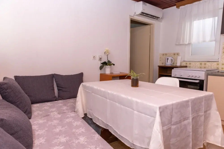 Old house with terrace - for guests on a budget