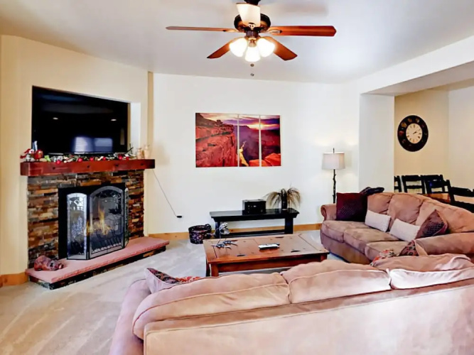 4BR 3.5BA Urban Alpine Home by RedAwning
