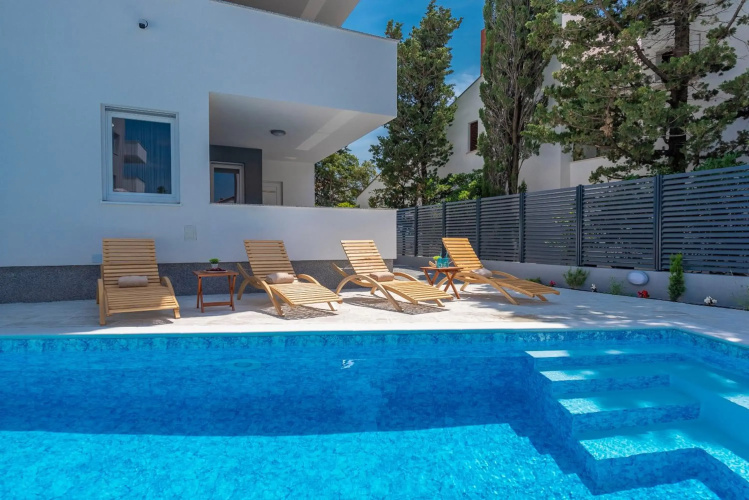 Villa Star 4 a centrally located ap. with a pool
